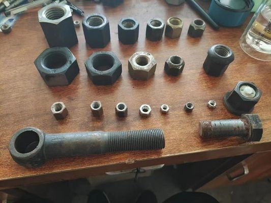 魚はボルトM24鉄道線路のボルトおよびくだらないトラック部品の鉄道の眠る人のスパイクの後につく