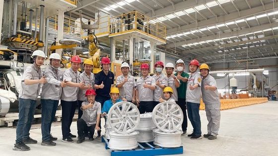 機械で造られたアルミニウム車輪の鍛造材、Kingrail OEM 6061 T6は鋳造アルミの縁を